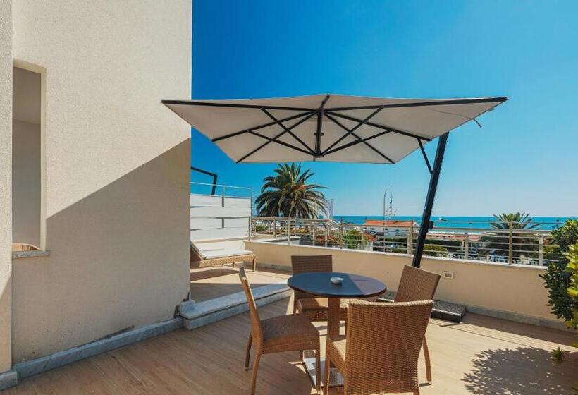 Standard Triple Room with Terrace, Excelsior