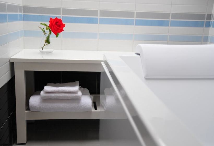 חדר משפחתי, Liberty