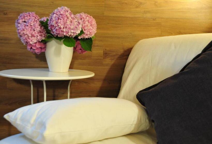 חדר משפחתי, Liberty