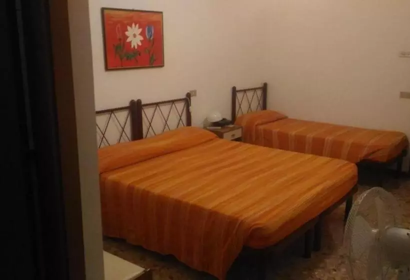 اتاق خانوادگی, Pensione Delfino Azzurro