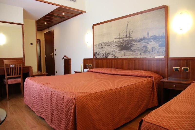 غرفة قياسية ثلاثية, President