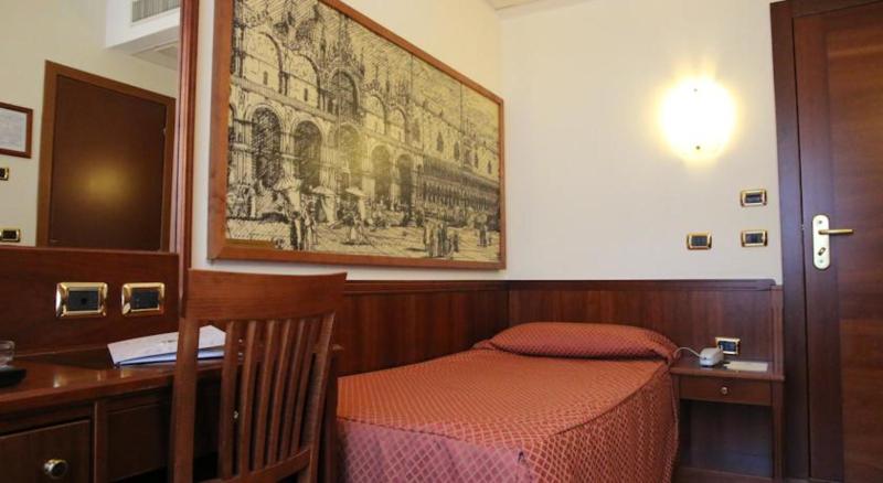 غرفة قياسية فردية, President