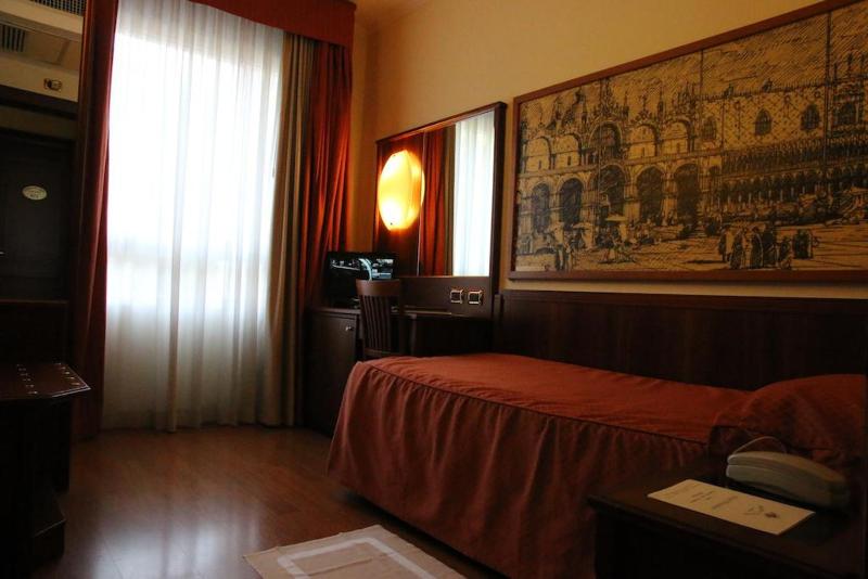 غرفة قياسية فردية, President