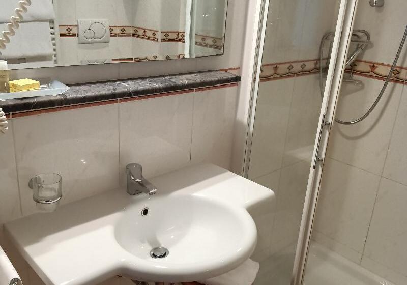 غرفة قياسية, President