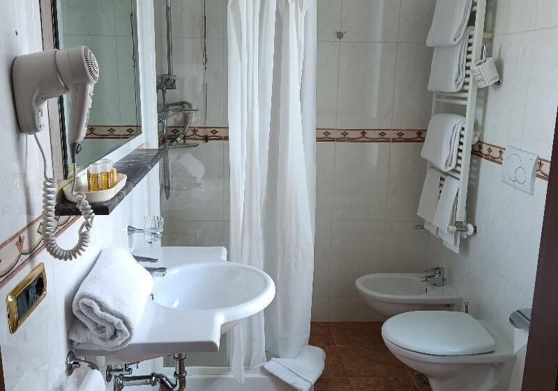 غرفة قياسية رباعية, President