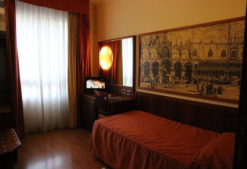 غرفة قياسية ثلاثية, President