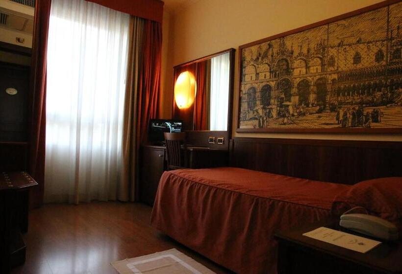 غرفة قياسية فردية, President