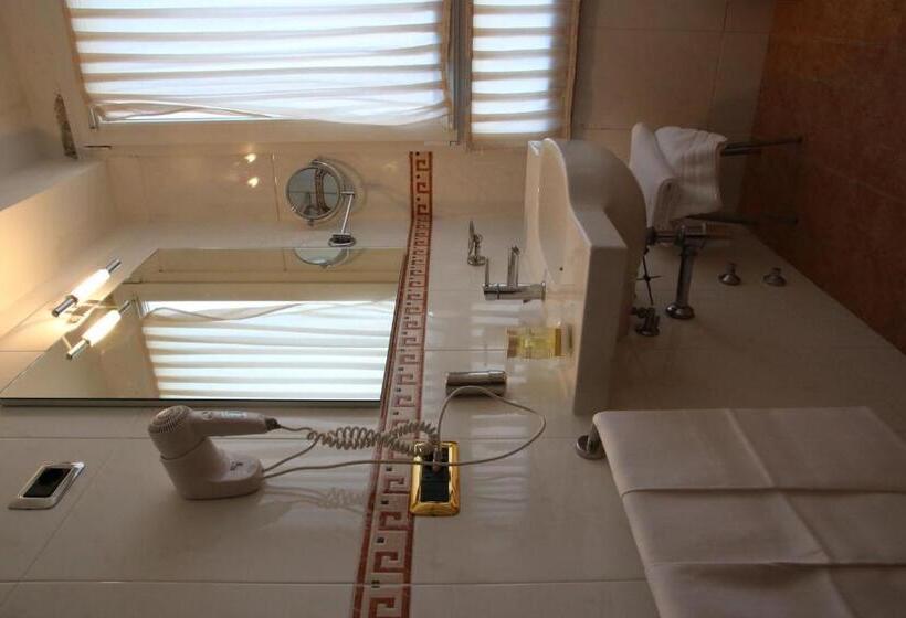 غرفة قياسية ثلاثية, President