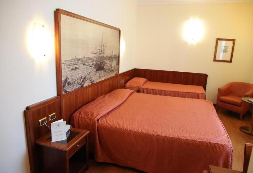 غرفة قياسية ثلاثية, President