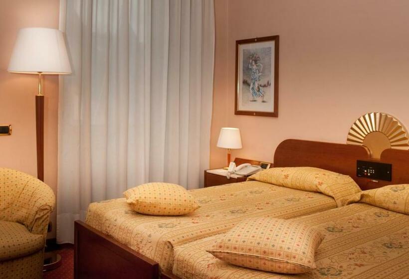 آپارتمان یک خوابه با دری مشترک که هال را جدا می کند., Roma