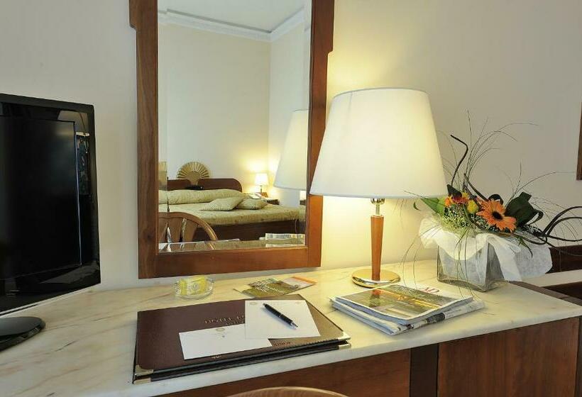 آپارتمان یک خوابه با دری مشترک که هال را جدا می کند., Roma