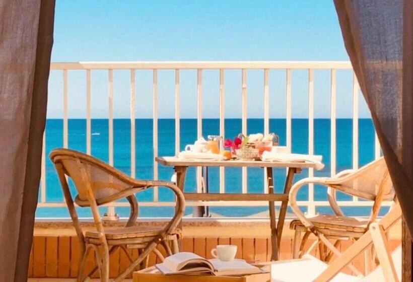 غرفة قياسية مطلّة علي البحر, Sirenetta