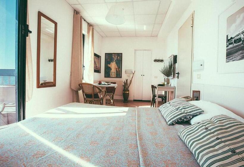 غرفة قياسية مطلّة علي البحر, Sirenetta