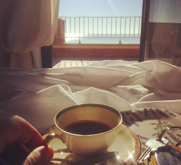 غرفة قياسية مطلّة علي البحر, Sirenetta