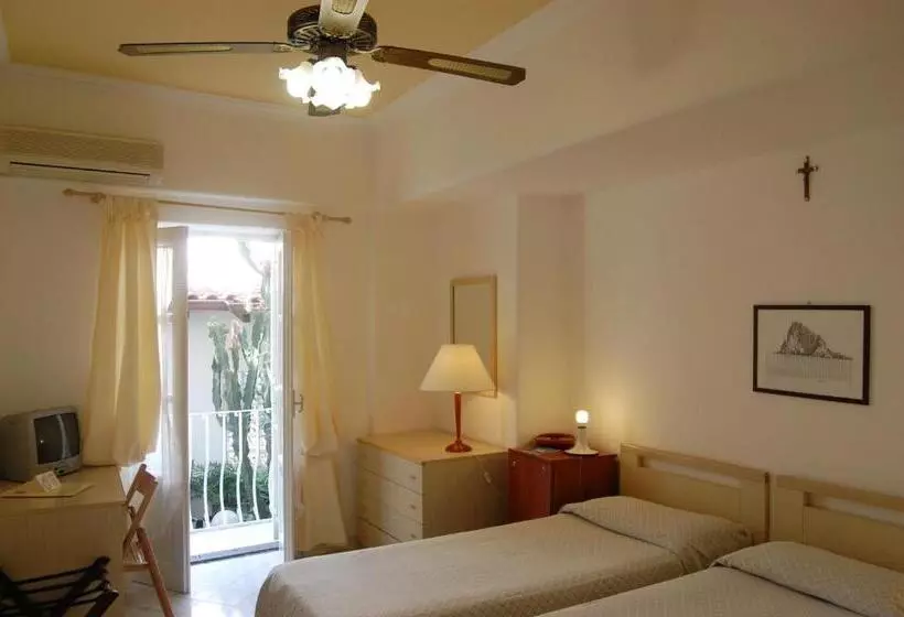 اتاق استاندارد چهار تخته, Villa Augustus