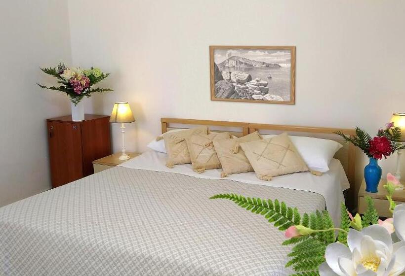 جناح جونيور مطلّ علي البحر, Villa Augustus