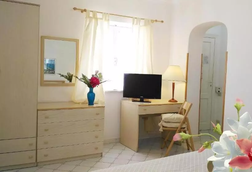 سوییت جونیور با چشم‌انداز دریا, Villa Augustus