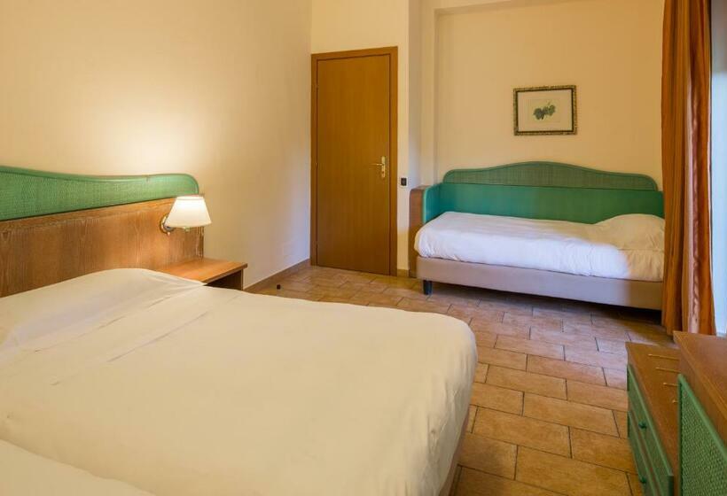 חדר סטנדרט לשלושה עם נוף לגינה, Unahotels Naxos Beach Sicilia