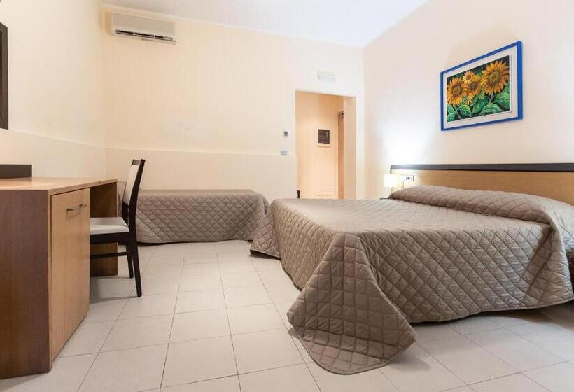 Трехместный Номер Стандарт с Балконом, Club Azzurro Hotel & Resort