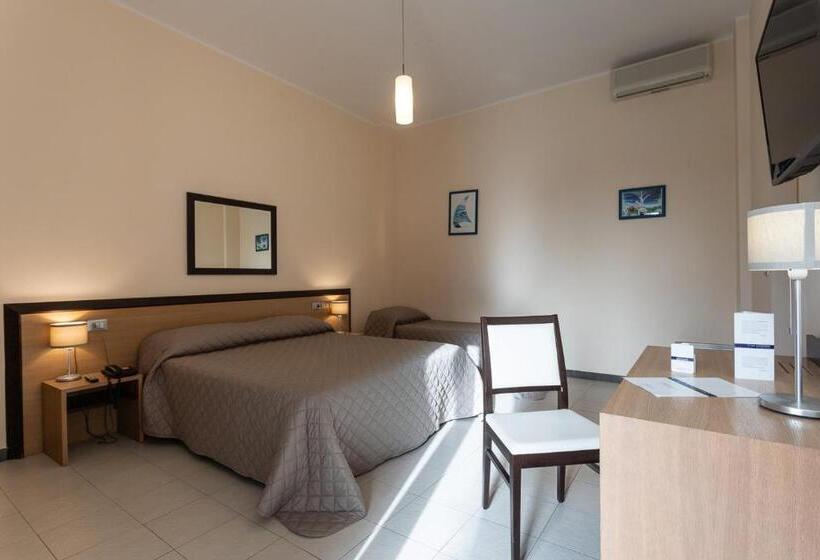 Трехместный Номер Стандарт с Балконом, Club Azzurro Hotel & Resort
