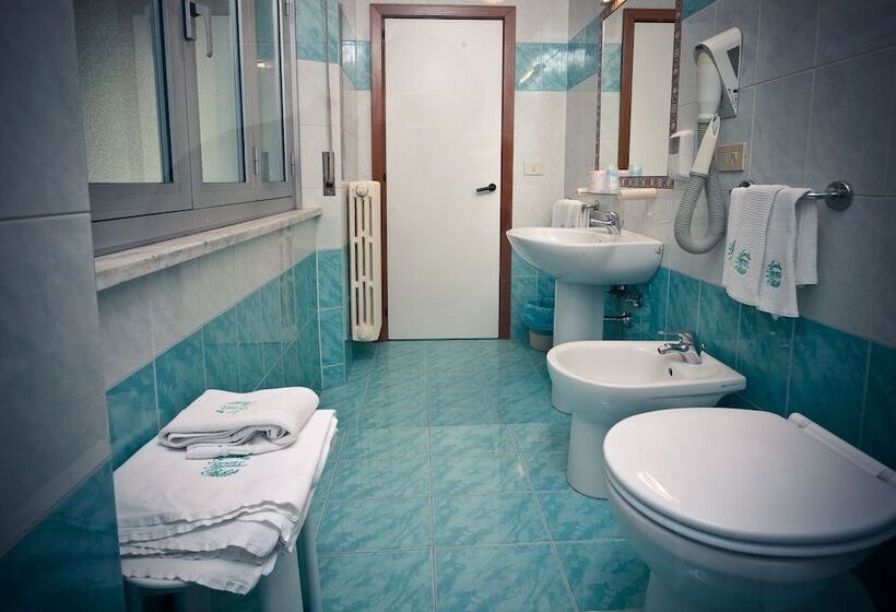 اتاق استاندارد سه نفره, Phi Hotel Ambra