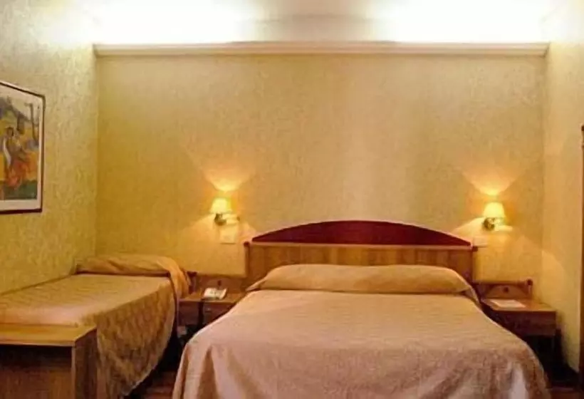 اتاق استاندارد سه نفره, Phi Hotel Ambra