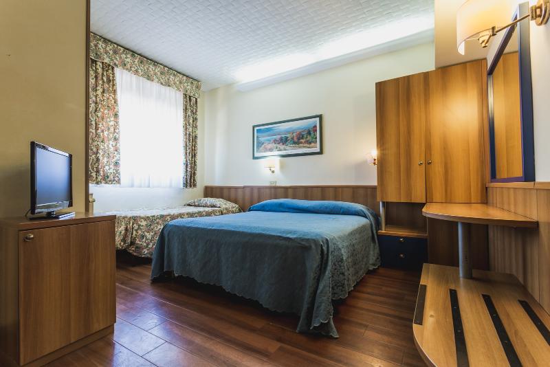 اتاق استاندارد سه نفره, Phi Hotel Ambra