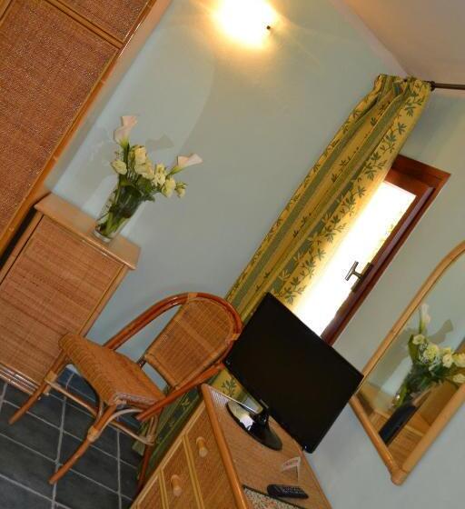 标准三人间, Danila