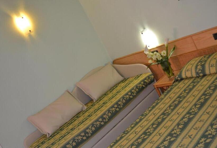 标准三人间, Danila