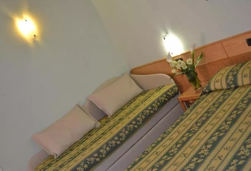 اتاق استاندارد سه نفره, Danila