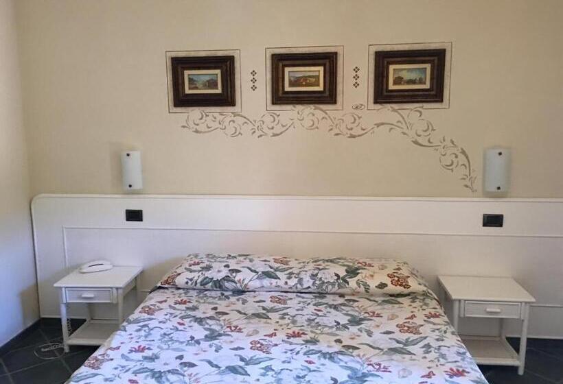 带阳台标准四人间, Danila