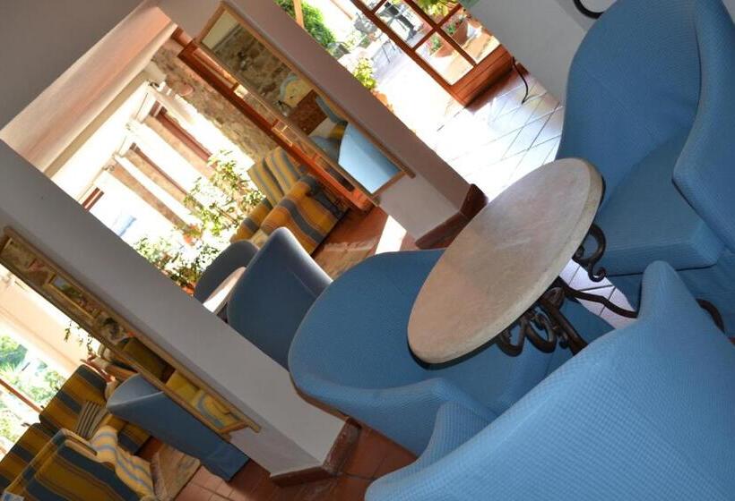 带阳台标准四人间, Danila