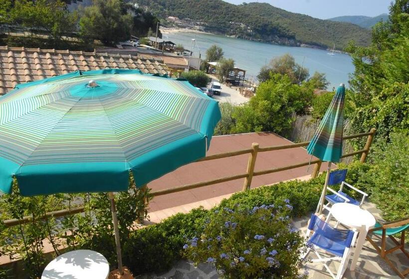 带阳台标准四人间, Danila