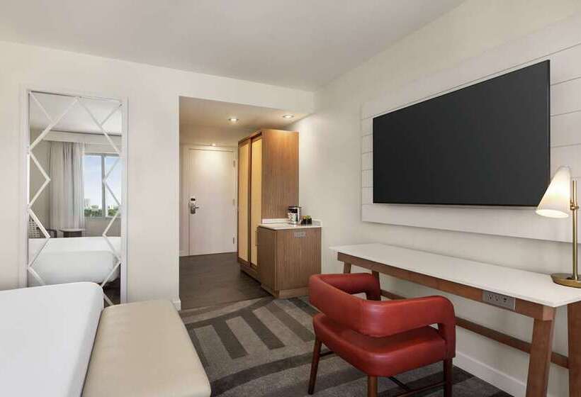 اتاق سوپریور با تخت بزرگ, De Bonart Naples Curio Collection By Hilton