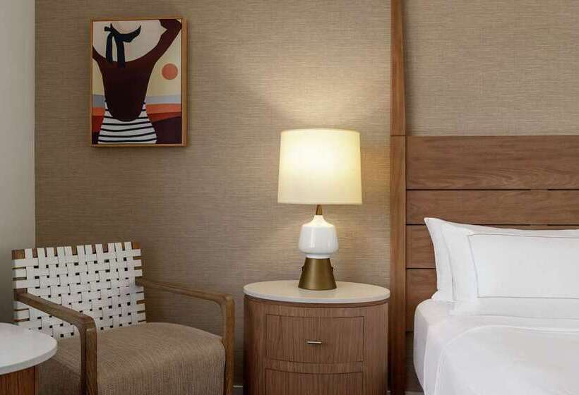 اتاق سوپریور با تخت بزرگ, De Bonart Naples Curio Collection By Hilton