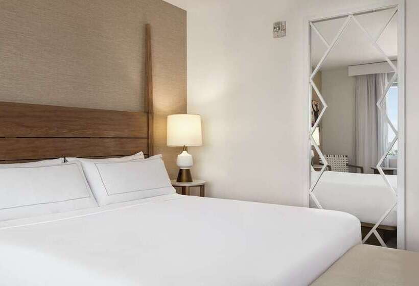 اتاق سوپریور با تخت بزرگ, De Bonart Naples Curio Collection By Hilton