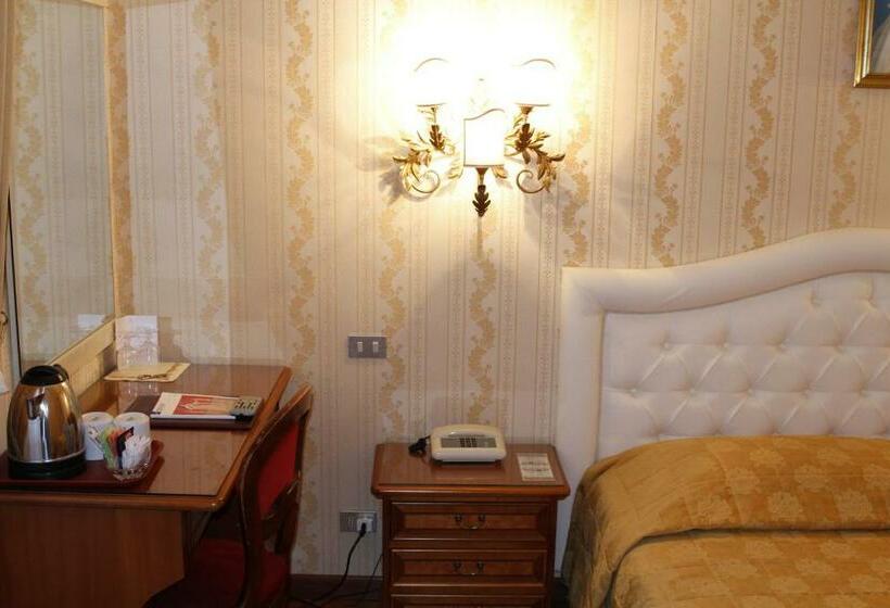 اتاق استاندارد سه نفره, Eliseo