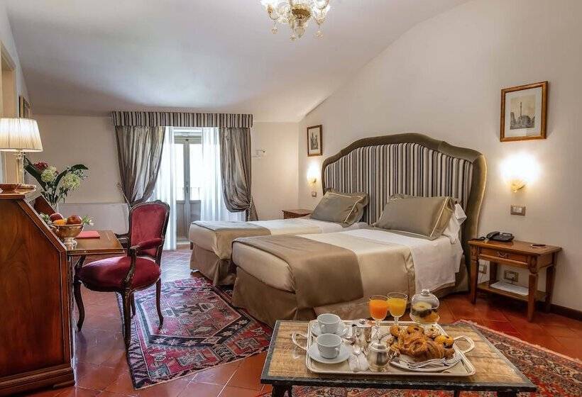 Camera Tripla Standard, Forum