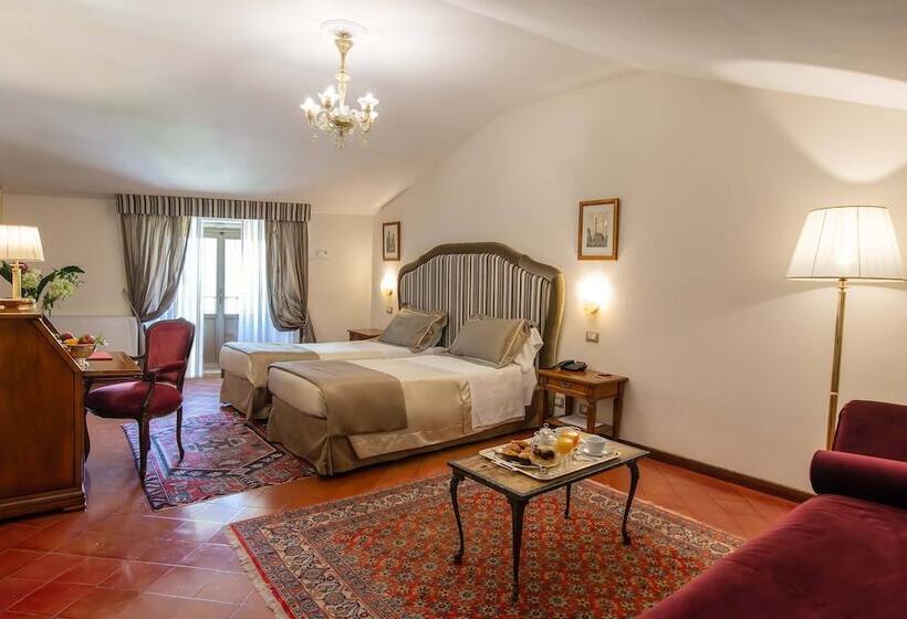 Camera Tripla Standard, Forum