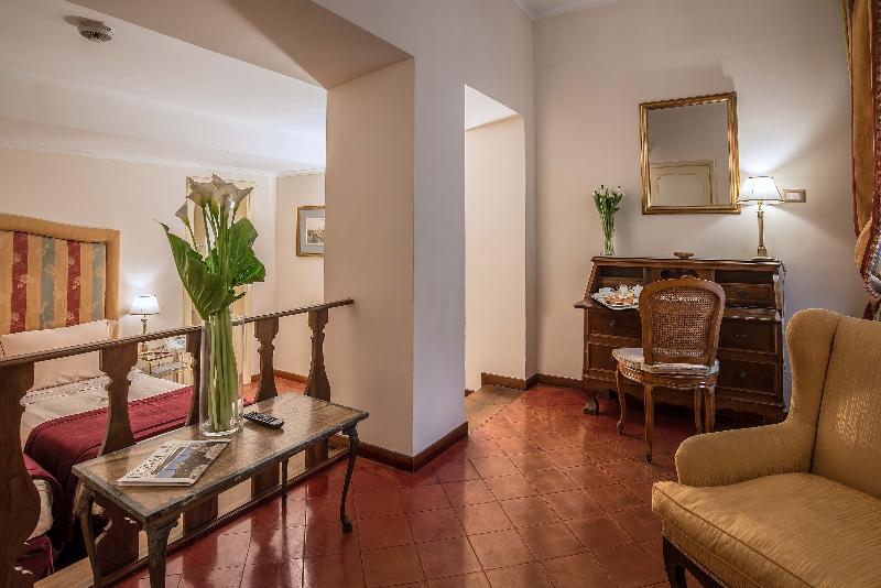 Camera Tripla Standard, Forum