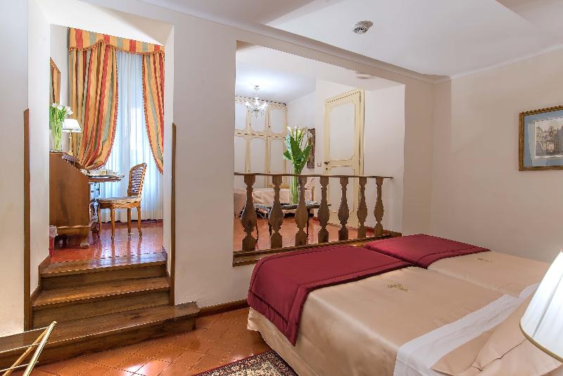 Camera Tripla Standard, Forum