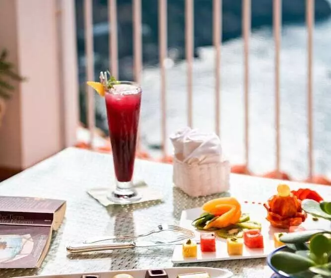 サイドオーシャンビュースタンダードルーム, Grand Hotel Tritone
