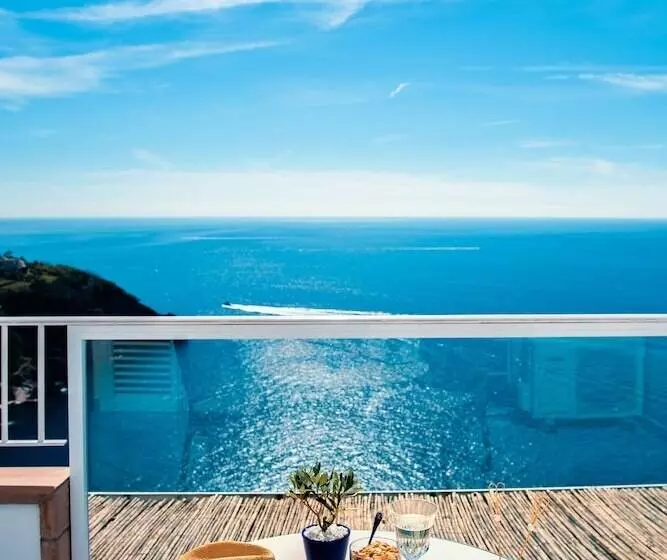 سوییت جونیور با چشمانداز دریا, Grand Hotel Tritone