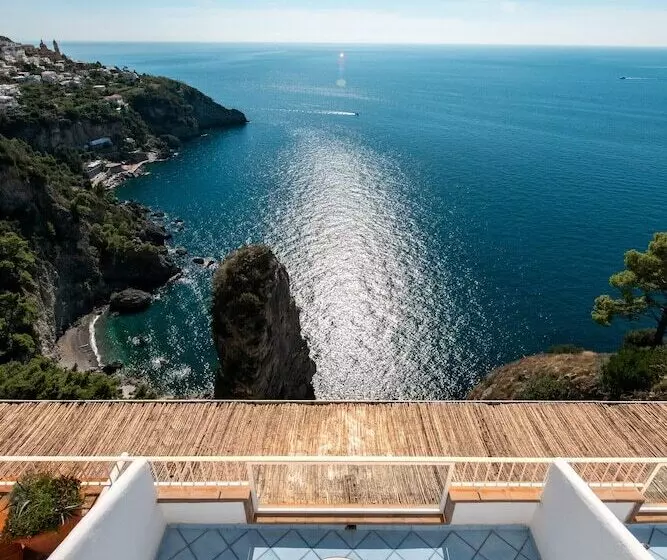 سوییت جونیور با چشمانداز دریا, Grand Hotel Tritone