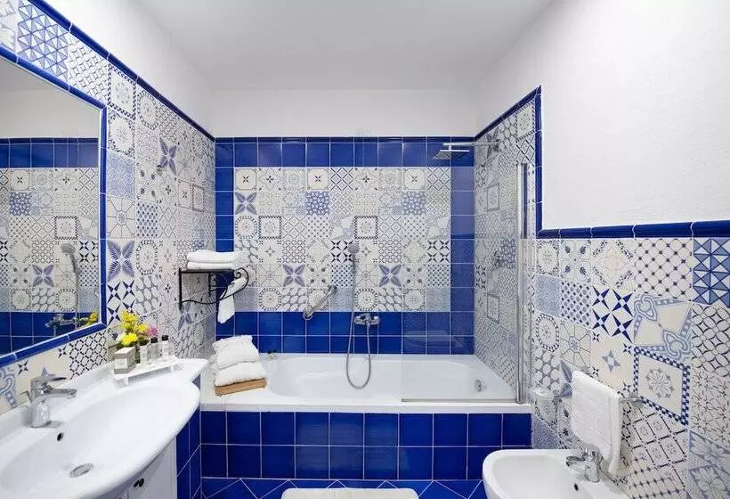 سوییت جونیور با چشمانداز دریا, Grand Hotel Tritone