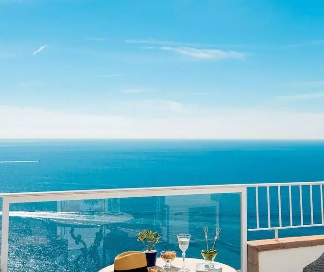 سوییت جونیور با چشمانداز دریا, Grand Hotel Tritone