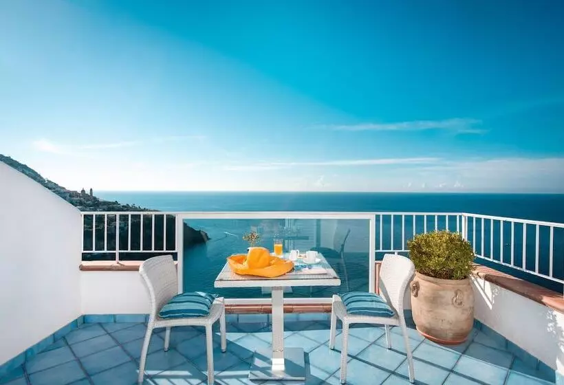 سوییت جونیور با چشمانداز دریا, Grand Hotel Tritone