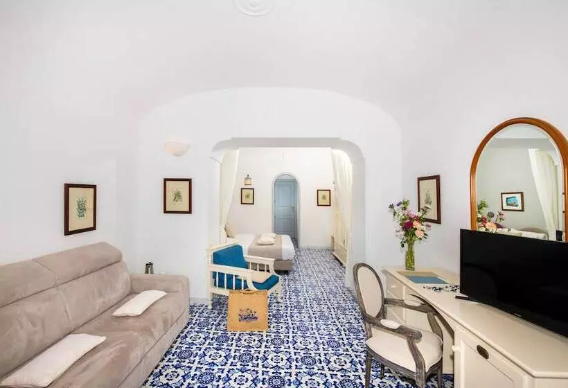 سوییت جونیور با چشمانداز دریا, Grand Hotel Tritone