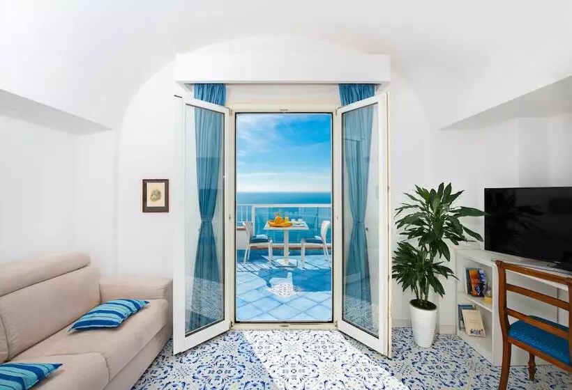 سوییت جونیور با چشمانداز دریا, Grand Hotel Tritone