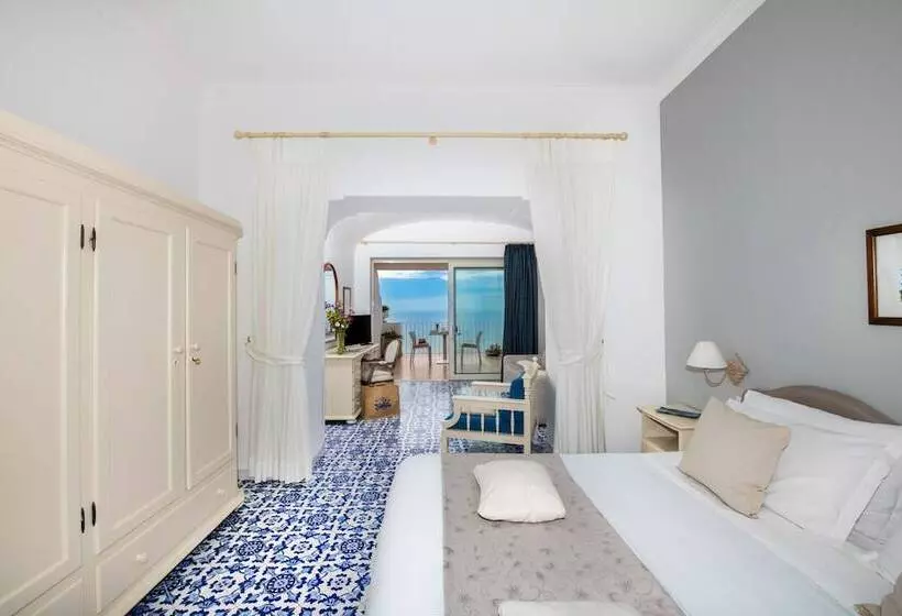 سوییت جونیور با چشمانداز دریا, Grand Hotel Tritone